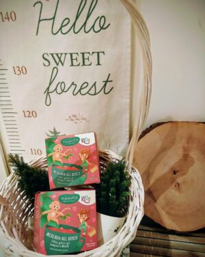 merenda nel bosco. infuso goloso con lamponi e mirtilli bambini.