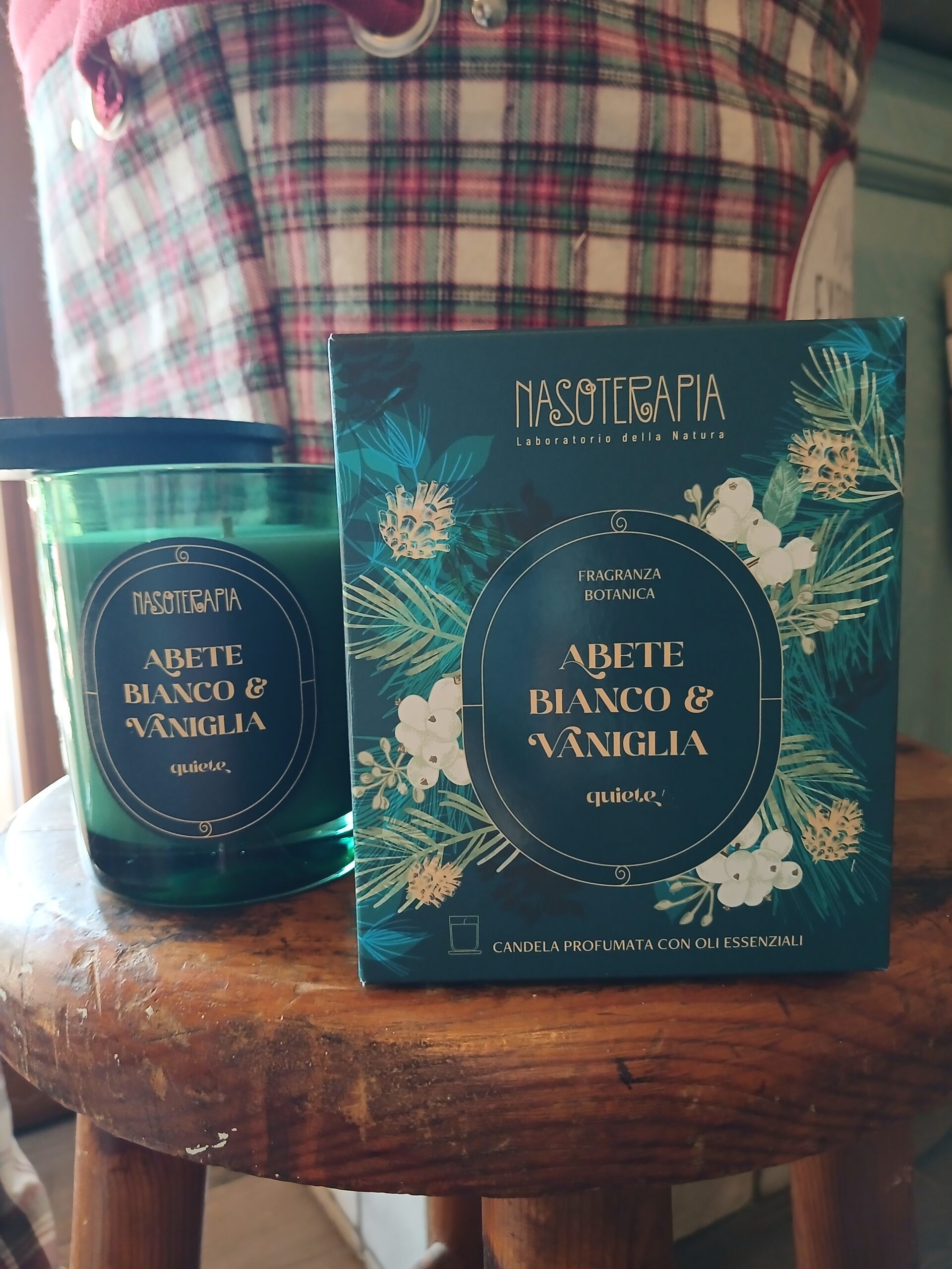 candela profumata con oli essenziali abete bianco e vaniglia 180 gr. candela profumata con oli essenziali abete bianco e vaniglia 180 gr.